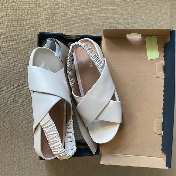 Cole Haan brand new in box, never worn. Size 6 - Picture 2 of 3